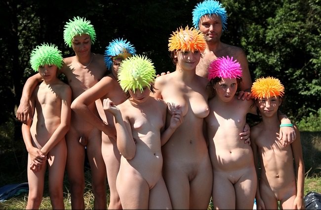 Nudism - outdoor picnic [NudistWorld]